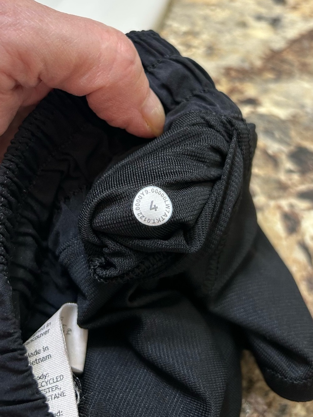 lululemon athletica Black Camo Hotty Hots Size 4 with 4 inch inseam - Picture 5 of 6